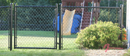 Vinyl-Chain-Link-Fence/Black-Vinyl-Coated-Chain-Link-Fence.jpg